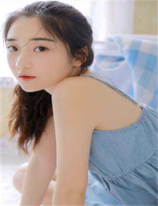 穿黑色内衣的女人