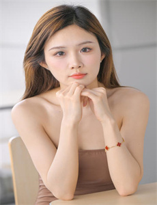 一进一出下面喷白浆九瑶视频-男生的坤坤放在女生的坤里视频